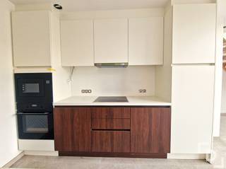 Midden in het centrum van Ieper vinden we deze prachtige duplex loft.De loft is gelegen in de Merghelynckstraat en strekt zich uit over de 2e en 3e verdieping van Residentie Melrose Place.De woonst beschikt over 2 slaapkamers, een afgewerkte open keuken, badkamer met douche en een terras van 22m².Deze woonst biedt een garage of staanplaats aan (optioneel) en wordt verkocht onder registratierechten.Indeling:V+2: Inkom met apart toilet - lichtrijke leefruimte voorzien van een open keuken - terras in hardhout met groendakV+3: 2 slaapkamers - apart toilet - badkamerExtra's:* E-peil 60 / EPC: A* CV op gas met vloerverwarming* Aan te kopen onder registratierechten* Mogelijkheid tot aankopen garage en/of staanplaats* Zeer ruim, lichtrijk en centraal wonen* Volledig nieuwe residentie