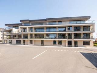 Ontdek dit prachtig, volledig instapklaar appartement op een toplocatie in het hart van Tielt. Het appartement wordt volledig afgewerkt met alle comfort waaronder; schilderwerken, verlichting, gordijnenrails,.... <br /><br />De ligging is een absolute troef: centraal, op wandelafstand van de Markt van Tielt, en toch geniet u van een rustig woonomgeving in Residentie Noë. <br /><br />Indeling: <br />U komt binnen via de inkom met maatkasten en gastentoilet. De leefruimte is voorzien van de open keuken met berging en heeft toegang tot het aangenaam, overdekt terras. Verder beschikt het appartement over één volwaardige slaapkamer met badkamer. <br /><br />Bij het appartement hoort bovendien een ondergrondse autostaanplaats, berging en twee fietshaken.<br /><br />Het appartement is beschikbaar na voltooiing van de schilderwerken (voorzien september '26).<br />De huurprijs is exclusief de gemeenschappelijke kosten. <br /><br />Bent u op zoek naar een comfortabel en zorgeloos appartement in het centrum van Tielt? Grijp dan deze unieke kans en neem vandaag nog contract met ons op voor een bezoek!<br /><br />EPB in opmaak.