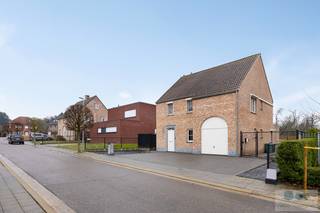 Gelegen in een doodlopende kindvriendelijke verkaveling vinden we deze prachtige open bebouwing op een perceel van 691 m² te Testelt.<br /><br />Deze woning bevindt zich vlakbij winkels, scholen en openbaar vervoer, in de omgeving van de bossen van Averbode. alsook op 10 min. van de E314 wat ideaal is voor het woon-werkverkeer. <br /><br />We betreden de woning via een inkomhal met gastentoilet en vestiaire, van hieruit komen we in de zeer lichtrijke leefruimte met eetplaats en toegang naar het zonneterras, verder is er de geïnstalleerde keuken voorzien van alle moderne toestellen (2023) met achterliggend een berging. Verder is er een inpandige garage met alle technieken en een handige aanpalende wasplaats.<br /><br />Op het 1ste verdiep vinden we 3 ruime slaapkamers allen voorzien van airco, een nieuw geïnstalleerde badkamer (2023) met ligbad en douche, apart toilet en een kinderkamer actueel ingericht als praktische dressing.<br /><br />Verder hebben we nog een ruime bergzolder toegankelijk via een schuiftrap.<br /><br />Buiten is er plaats voor meerdere wagens op de oprit. De zuidoost gerichte tuin is volledig omheind en tevens onderhoudsvriendelijk aangelegd.<br /><br />Deze woning is uitgerust met elektrische rolluiken en Daikin airco's (2019) in 3 slaapkamers en leefuimte/keuken wat zorgt voor een aangenaam binnenklimaat. <br /><br />Comfortabele woning met EPC label B die de perfecte balans tussen comfort, ruimte en locatie biedt. 