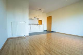 <p></p> <p>Vous recherchez un cadre de vie confortable et serein, dans un environnement verdoyant et calme, à quelques pas de la Grand-Place de Beveren ? Alors ce logement avec services d’aide agréé, situé au 2e étage de la résidence pour seniors <strong>Meulenberg</strong>, est exactement ce qu’il vous faut. Vous y bénéficierez d'un service sur mesure dans une ambiance chaleureuse et familiale, dans le plus grand respect de votre vie privée.</p> <h3>✨ Atouts de l'appartement (± 70 m²)</h3> <ul> <li> <p>Pièce à vivre spacieuse et lumineuse avec de grandes baies vitrées</p> </li> <li> <p>Cuisine entièrement équipée</p> </li> <li> <p>Chambre spacieuse</p> </li> <li> <p>Salle de bains avec douche et meuble-lavabo</p> </li> <li> <p>Terrasse privée pour se détendre en toute tranquillité</p> </li> <li> <p>Boutons d'urgence et d'appel dans les différentes pièces pour plus de sécurité</p> </li> </ul> <h3>Résidence pour seniors dotée d'équipements complets</h3> <p>La résidence <strong>Meulenberg</strong> allie un cadre de vie confortable à une offre complète de services de base, complétée par des soins et un accompagnement optionnels adaptés à vos besoins personnels.</p> <p><strong>Services et équipements inclus :</strong></p> <ul> <li> <p>Permanence 24 h/24, 7 j/7 et système d'appel d'urgence</p> </li> <li> <p>Ménage hebdomadaire (30 minutes)</p> </li> <li> <p>Service de courses livré directement à l'appartement</p> </li> <li> <p>Programme d'activités varié</p> </li> <li> <p>Bar et restaurant conviviaux proposant chaque jour un menu à trois plats</p> </li> <li> <p>Salle de fitness, terrasse d’été et jardin privé avec terrain de pétanque</p> </li> </ul> <p>Cette résidence-services est idéale à la fois comme <strong>lieu de vie confortable</strong> et comme <strong>investissement sans souci</strong>.<br /><br />Vous rêvez d'un cadre de vie agréable avec des services de soins à portée de main ?<br />Contactez-nous dès aujourd'hui et organisez une visite de cette résidence unique.</p>