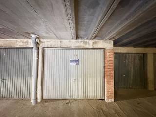 Deze ondergrondse garagebox, gelegen te Deken De Winterstraat 6 in een rustige en veilige straat parallel met de Fruithoflaan, bevindt zich vlakbij belangrijke invalswegen zoals de E19, E34 en de Antwerpse ring.<br /><br />De garagebox is momenteel verhuurd en vormt hierdoor een interessante opportuniteit voor investeerders. De box biedt een veilige en droge parkeer- of stockageruimte. Inrijhoogte: ca. 1,90 m<br /><br />Vraagprijs: € 27.500,00<br /><br />Interesse? Stuur een mail naar immo@sidimex.be of bel ons op het nummer 03 203 02 02.
