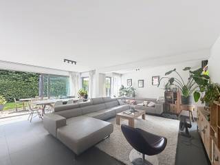 <p>Deze energiezuinige woning met 4 slaapkamers en tuin in Dilbeek combineert ruimte, comfort en een praktische indeling op een uitstekende locatie. Met een EPC van 116 kWh/m² geniet je van een aangename en energiezuinige woonomgeving.</p><p>Op het gelijkvloers word je verwelkomd in de inkomhal met gastentoilet en toegang tot de garage. De lichtrijke woonkamer sluit aan op de ingerichte keuken en biedt rechtstreeks toegang tot het terras en de tuin.</p><p>De eerste verdieping beschikt over 3 ruime slaapkamers, een badkamer met douche en ligbad, een aparte douchekamer en een afzonderlijk toilet. Op de tweede verdieping bevinden zich een vierde slaapkamer, een zolderruimte, een berging/dressing en een extra toilet.</p><p>De woning biedt een mooie combinatie van wooncomfort, ruimte en functionaliteit, aangevuld met een aangename buitenruimte. Beschikbaar vanaf 01/08/2026. Plan je afspraak in via www.living-stone.be</p>