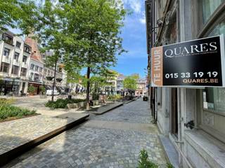 Casco handelsruimte op toplocatie in stadscentrumDeze gelijkvloerse casco handelsruimte in het hart van Mechelen biedt een unieke ruimte van 120m²...