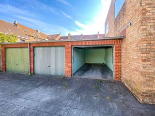Bovengrondse garage te huur in Nieuwpoort-Stad. Garage uitgerust met kantelpoort. Droge garage voorzien van recent vernieuwde dakbedekking. Huurprijs: 120 euro / maand (incl. kosten). Afmeting B 2,805m x D 5,872m. Meer informatie tel. 059/250 590 of kom gerust langs op kantoor gelegen in de Langestraat 62 te Nieuwpoort. EPC: nvt. (Ref NI27741)