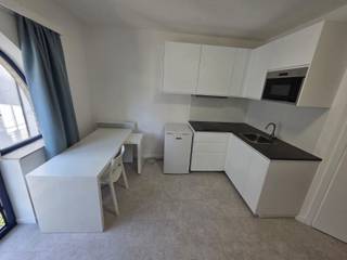 À deux pas de Louvain, ce magnifique studio situé dans la Leeuwerikenstraat, dans un quartier résidentiel calme à proximité de Heverlee, est disponible pour la prochaine année académique.<br /><br />À distance de marche, vous trouverez un large choix de restaurants et pourrez également profiter du marché dominical pour découvrir tout ce que Heverlee a à offrir. Depuis cet emplacement, vous bénéficiez d’un accès rapide au centre animé de Louvain, à l’UZ Leuven et à Imec, tout en étant proche de la nature grâce au Bois de Meerdaal et au Château d’Arenberg.<br /><br />L’immeuble dispose d’un vaste local à vélos au rez-de-chaussée ainsi que d’une cage d’escalier spacieuse et bien entretenue. Grâce à une grande fenêtre centrale, le studio bénéficie d’une abondante lumière naturelle. Son aménagement pratique offre un espace de vie confortable.<br /><br />La cuisine, le sol et la salle de bains ont été entièrement rénovés récemment et sont donc en parfait état. Le studio est en outre équipé de tout le nécessaire pour un emménagement sans souci, notamment une grande armoire, un lit, un bureau et un réfrigérateur.<br /><br />À côté du hall d’entrée au rez-de-chaussée, un parking intérieur sécurisé pour vélos est accessible via la porte de garage électrique centrale.<br /><br />Loyer : 630 € par mois<br /><br />Provision mensuelle : 25 € (eau et entretien des parties communes).<br /><br />L’électricité et l’internet sont à souscrire individuellement par le locataire.<br /><br />Ce studio est disponible pour les étudiants du 16/09/2026 au 15/09/2027.
