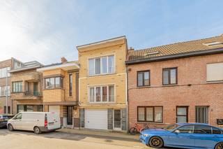 <p>Dit gezellig en praktisch ingedeeld appartement bevindt zich op een toplocatie nabij het centrum van Willebroek, met alle voorzieningen op wandelafstand.<br /><br />Het appartement beschikt over een lichtrijke leefruimte en een functionele keuken. De slaapkamer biedt voldoende ruimte en comfort en heeft een aansluitende badkamer, die is uitgerust met een douche en lavabo.<br /><br />Bij het binnenkomen is er een handige vestiairekast voorzien, ideaal voor jassen, schoenen en persoonlijke spullen.<br /><br />Buiten geniet je van een terras. een grote troef zijn de twee private kelderruimtes, die extra opbergruimte bieden.<br /><br />De maandelijkse provisie voor water bedraagt €60.</p>