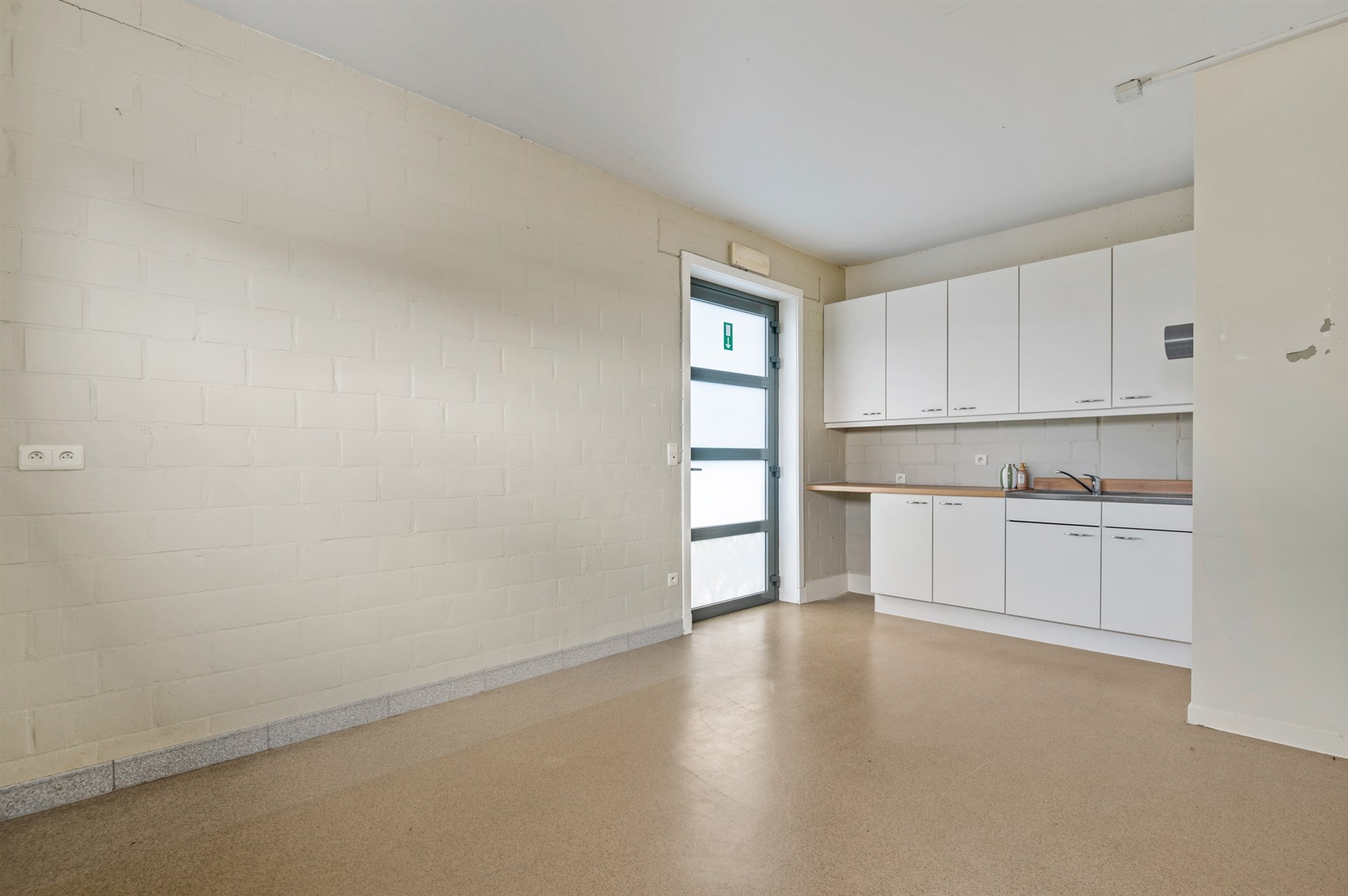 Handelspand met ruim appartement op een toplocatie in Sint-Gillis-Waas - foto 4