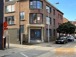 Wat een pareltje is dit gerenoveerde appartement! Op de eerste verdieping komt u binnen in een ruime inkom die dan toegang geeft tot de lichtrijke...