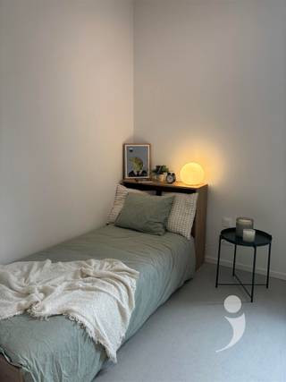 <p><span>Op zoek naar een comfortabele en instapklare studentenkamer in Leuven? </span></p><p><span>In residentie The Rise verblijf je op een centrale ligging, vlak bij het bruisende stadscentrum en op korte afstand van verschillende campussen.</span></p><p><span>De kamers zijn modern afgewerkt en voorzien van een private badkamer met douche, toilet en lavabo. Ideaal voor wie graag privacy combineert met het studentenleven. </span></p><p><span>Even nood aan ontspanning? De binnentuin biedt een rustige plek om tot rust te komen of samen te zitten met medestudenten.</span></p><p><span>Ook praktisch zit je hier goed:</span></p><ul><li><span>Overdekte fietsenberging aanwezig </span></li><li><span>Winkels, horeca en ontspanning vlakbij </span></li><li><span>Vlotte verbinding naar universiteiten en station </span></li></ul><p><span> </span></p><p><span>Kortom: een ideale uitvalsbasis voor een zorgeloze studententijd in Leuven.</span></p>