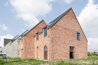 Deze energiezuinige halfopen nieuwbouwwoning in landelijke bouwstijl werd reeds wind-waterdicht opgebouwd en wordt binnenin verder kwalitatief afgewerkt door Dumobil Woonprojecten naar wens van de koper. Deze woning (lot 49) heeft een perceeloppervlakte van 333 m² en een noordwestelijk georiënteerde tuin waardoor je kan genieten van een avondzonnetje in de tuin.<br /><br />Via de inkomhal kom je terecht in een open leefruimte met salon, eethoek, bureau en open keuken. Er is een aparte wasplaats en gastentoilet. Op de eerste verdieping zijn er 3 slaapkamers, nog een toilet, berging en een badkamer met dubbele wastafel, douche én bad. Met een vaste trap kom je op de zolderruimte die dienst kan doen als extra kamer. Er komt een aangelegde voortuin en tuin met terras. De binnenafwerking van de woning gebeurt na aankoop en volgens de wensen en keuzes van de klant. Geniet daarbij van de nieuwste technieken, waaronder de geothermische warmtepomp, zonnepanelen en vloerverwarming om te verwarmen in de winter en te verkoelen in de zomer.<br /><br />Benieuwd naar de afwerking en woonkwaliteit van Dumobil Woonprojecten? Op de verkaveling kan je ook een kijkwoning bezoeken. Laat je inspireren door de indeling, materialen en afwerking en ontdek de mogelijkheden voor jouw toekomstige woning.<br /><br />Deze prijs excl. kosten omvat zowel de grond als een volledig afgewerkte, instapklare woning. Alle afwerkingen en voorzieningen zijn inbegrepen: een budget voor keuken en badkamer inclusief sanitair, warmtepomp, zonnepanelen, vloerverwarming, keuringen, terras, oprit, afsluiting en grasaanleg. Enkel de wettelijke kosten zijn hierin nog niet opgenomen. De totale kostprijs inclusief wettelijke kosten waaronder registratierechten, btw, notariskosten en aansluitingskosten kan je eenvoudig bekijken op onze website: <u><strong>dumobil.be/nl/woonprojecten/projecten/meulebeke-steenstraat-kapellestraat</strong></u> En/of contacteer onze bouwadviseur Sam Borrey voor meer info: 0483/21.01.33 | sam@dumobil.be - De woning en kijkwoning kunnen op afspraak bezichtigd worden<br />