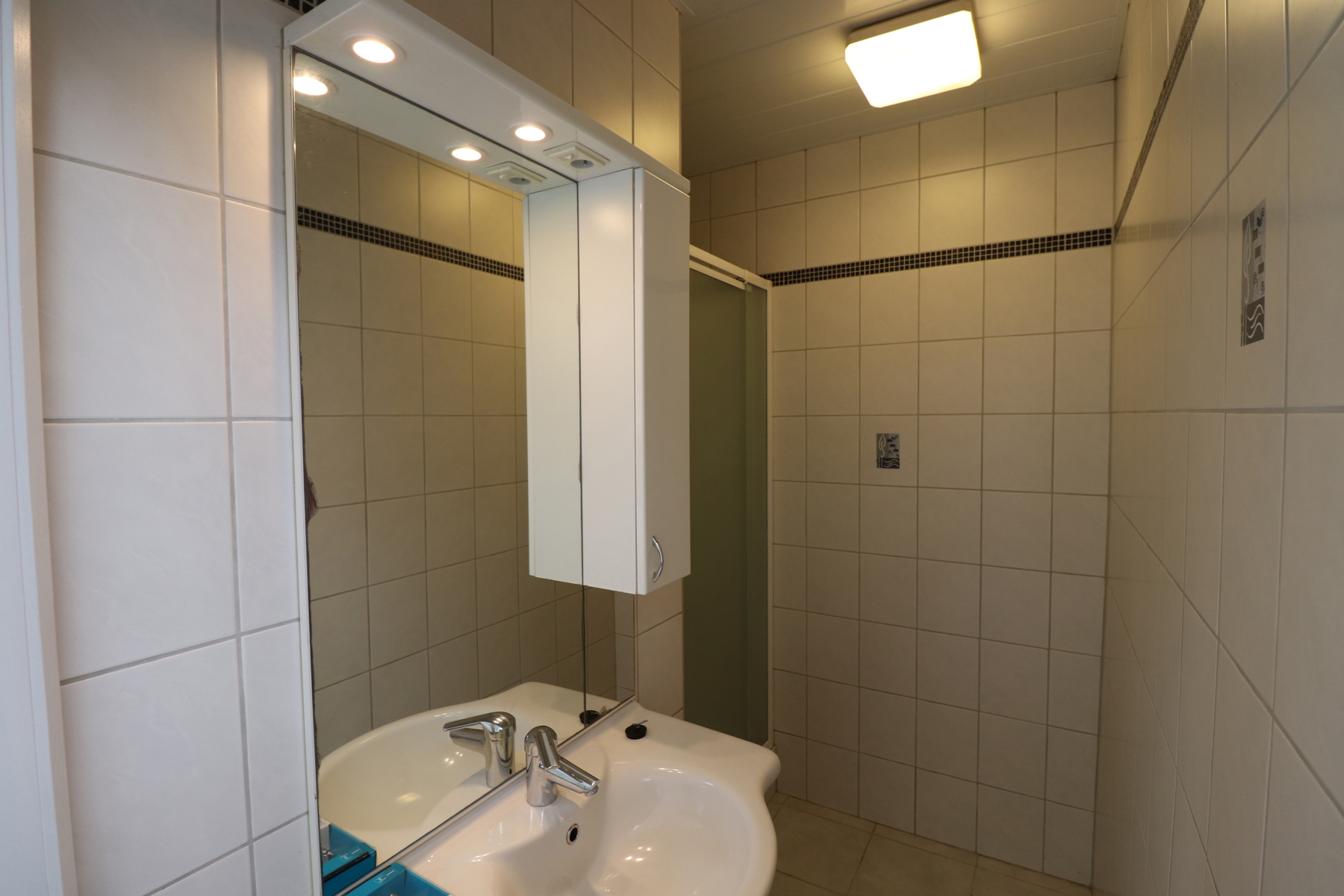 Een woning met 2 slaapkamers, garage en tuin. - foto 5