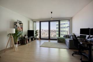 <p>Dit is voor de snelle beslisser! Toplocatie Park Belle-Vue in Kessel-Lo, gelegen op de 6de verdieping, op wandelafstand van het station en het centrum van Leuven.</p>
<p>Het appartement beschikt over een ruime open leefruimte met een volledig ingerichte hedendaagse keuken. Daarnaast is er een aparte slaapkamer, een badkamer, een afzonderlijk toilet en een praktische wasruimte. Super lichtrijk met een prachtig zicht op Leuven stad.</p>
<p>Extra troeven: autostaanplaats en fietsenstalling zijn inbegrepen in de prijs.</p>
<p>Heb je interesse en wil jij als eerste de kans grijpen om deze aantrekkelijke woning te ontdekken? We trappen onze verkoop af met een exclusieve “Avant-Première” op woensdag 1 april om 16u. Plan nu jouw bezoek via de groene ‘Plan jouw bezoek’ knop. De richtprijs bedraagt 349.000,- euro. De biedingstermijn loopt tot en met vrijdag 3 april om 21:00 uur. Bekijk het Avant-première reglement onder downloads.</p>