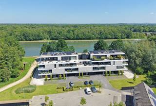 <p><span>In het prestigieuze project 'Riva' bevindt zich dit luxueuze en uitzonderlijk lichtrijke appartement van bouwjaar ±2020, waar comfort, ruimte en architectuur harmonieus samenkomen. Met een bewoonbare oppervlakte van ±124 m² en maar liefst ±54 m² aan terrassen geniet u hier van een unieke woonbeleving op een rustige toplocatie in Hasselt. </span></p><p><span> </span></p><p><span>De residentie is gelegen in een doodlopende straat en biedt een uitzonderlijk zicht en maximale privacy, terwijl de zuidwestelijke oriëntatie zorgt voor een prachtige lichtinval gedurende de hele dag.</span></p><p><span> </span></p><p><span>Bij het betreden van het appartement komt u in de inkomhal met gastentoilet, die toegang geeft tot de ruime leefruimte. Dankzij de grote raampartijen en de hoge plafonds baadt de zithoek en eetplaats in natuurlijk licht, wat een bijzonder open en aangenaam gevoel creëert. De open keuken met centraal eiland is uitgerust met kwalitatieve Bauknecht-toestellen en vormt het hart van de leefruimte. Vanuit vrijwel elke ruimte heeft u directe toegang tot de terrassen, waar u in alle rust kan genieten van het uitzicht, de groene omgeving en de zon.</span></p><p><span> </span></p><p><span>De hoofdslaapkamer beschikt over een praktische inloopdressing en aansluitende badkamer, terwijl een tweede slaapkamer perfect dienst kan doen als logeerkamer, bureau of kinderkamer. Verder is er nog een aparte berging/technische ruimte aanwezig. </span></p><p><span> </span></p><p><span>Het appartement werd afgewerkt met hoogwaardige materialen en tal van extra voorzieningen zoals vloerverwarming op aardgas, zonnepanelen, parketvloer, tegelparket, vliegenhorren, elektrische zonnewering, een stijlvolle stalen deur, gemeenschappelijke molok-afvalcontainer en een wateraansluiting op het terras. Bovendien is er de mogelijkheid om een gashaard te installeren voor extra sfeer.</span></p><p><span> </span></p><p><span>Tot slot beschikt deze eigendom over twee overdekte autostaanplaatsen, een private berging en twee gemeenschappelijke fietsbergingen, wat het comfort compleet maakt. (inclusief in de vraagprijs)<br /><br /></span></p><p><span>Dankzij de recente en energiezuinige bouw, de kleinschalige residentie en de kwalitatieve afwerking is dit appartement een unieke kans voor wie op zoek is naar exclusief wonen in een rustige omgeving.</span></p><p><span> </span></p><p><span>Gemeenschappelijke kosten: 215,85 EUR per maand.</span></p><p><span> </span></p>
