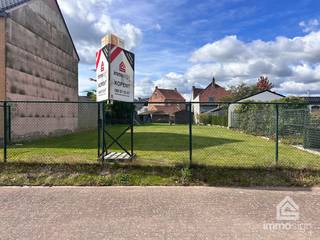 PLUSPUNTEN: <br />+ perceeloppervlakte: 477 m²<br />+ bouwvergunning afgeleverd<br />+ mogelijkheid tot 3 appartementen<br />+ rustige locatie<br />+ Bocholt centrum<br />+ verkavelingsvergunning in orde<br />+ kosten nutsvoorzieningen reeds betaald (fluvius)<br />+ bouwrijpe grond, na aankoop direct mogelijk te bouwen<br /><br />ALGEMEEN:<br />Midden in het centrum van Bocholt is deze bouwplaats gelegen welke beschikt over de mogelijkheid tot het bouwen van drie appartementen. Hiervoor werd reeds een vergunning aangevraagd en afgeleverd. De bouwplaats bevindt zich op toplocatie met winkels, horeca, scholen... op wandelafstand.<br /><br />De vergunning werd afgeleverd voor het bouwen van drie appartementen en een kelder. Hierbij de oppervlaktes van: één gelijkvloers appartement van 124 m² en twee duplex appartementen van 145 m² en 126 m².<br /><br />Plannen en vergunningen zijn terug te vinden onder het tabblad 'downloads'. Overige informatie: op aanvraag.<br /><br />FINANCIERING:<br />Opgelet: voor woningen gelegen in België zijn enkel Belgische hypotheken mogelijk. Maak tijdig een afspraak zodat u zich op voorhand kan bevragen over de mogelijkheden.<br />Kandidaat-kopers die hun financiële plaatje al hebben voorbereid, wekken altijd meer vertrouwen.<br /><br />SUCCESVOL VERKOPEN?<br />Dankzij succesvolle transacties zijn wij steeds op zoek naar nieuw aanbod voor onze zoekende kandidaat-kopers en -huurders. Overweegt u te verkopen of te verhuren? Informeer vrijblijvend naar onze werkwijze.<br /><br />HOUD ME OP DE HOOGTE:<br />Niet gevonden wat u zocht? Schrijf u gratis in op onze website zodat u vrijblijvend op de hoogte wordt gebracht van nieuw aanbod: https://www.immosign-plus.be/nl/hou-me-op-de-hoogte/<br /><br />Heeft u interesse in deze bouwgrond? Contacteer ons dan op +32 89 87 03 67 of mail naar info@immosign-plus.be voor het maken van een vrijblijvende afspraak.