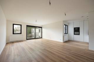 <p>Dit gebouw onderging zopas een volledige renovatie van kop tot teen rekening houdend met de actuele EPB-eisen voor een renovatie. Je kan dus zeker zijn dat je een zeer energiezuinig appartement zal huren. Er is een fietsenberging aanwezig in het gebouw. Het appartement is net klaar en werd bijgevolg nog niet bewoond sinds de renovatie!</p><p>Indeling: We betreden het appartement in een aangename inkomhal. Doorheen het appartement vinden we Coretec PVC vloer terug met de look van parket maar ook nog eens vochtbestendig en dempend. Vooraan zijn er 2 grote slaapkamers terug te vinden met ernaast een dressing (of bergruimte). Er is een ruime wasplaats met toilet en ruimte voor wasmachine en droogkast. De badkamer is ruim en voorzien van een inloopdouche, toilet, dubbele lavabo, handdoekradiator en verwarmde spiegel.</p><p>De leefruimte is zeer ruim en lichtrijk dankzij het grote schuifraam naar het terras. De open keuken is voorzien van een stenen werkblad, enkele spoelbak, inductievuur, microgolf, oven, vaatwas en grote koelkast met vriesvak. Grootste troef is het zuidwest-gericht terras.</p><p>Bent u de eerste om dit appartement te betrekken na renovatie? Maak snel uw afspraak via 03/459.89.59 of pascal@altro-vastgoed.be.</p>