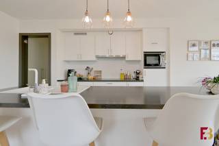 Op fietsafstand van Gent centrum vinden we dit lichtrijk appartement met ruim terras.Het gebouw is uitgerust met een lift en het appartement is op de...