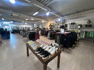 Op een absolute zichtlocatie langs de drukke Hasseltweg bieden wij een commerciële baanwinkel aan met een uitstekende visibiliteit en een...