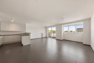 Dit instapklare appartement is gelegen binnen de Residentie Linum. De residentie geniet van een uitstekende ligging nabij het centrum van Wevelgem, openbaar vervoer, winkels, … Het appartement geniet van een kwalitatieve afwerking.<br />Indeling als volgt: Inkomhal, leefruimte met open uitgeruste open keuken en terras, berging met aansluiting voor wasmachine en extra opslagplaats, afzonderlijk toilet, ruime slaapkamer en badkamer met douchebad en wastafelmeubel. <br /><br />Daarnaast is er nog een gemeenschappelijk afvallokaal en afgesloten fietsenberging. <br /><br />Ideaal als vaste woont en/of investering. Voor meer informatie of een bezoek ter plaatse contacteer Imani op het nummer 0478 26 26 36.