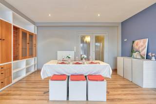 <h3><strong>Instapklaar en gerenoveerd appartement (121 m²) met tuin en 2 terrassen nabij het centrum van Waregem</strong></h3>
<p>Ontdek dit gerenoveerd, instapklare en lichtrijke appartement van maar liefst 121 m² bewoonbare oppervlakte, rustig gelegen en toch op wandelafstand van het bruisende centrum van Waregem, het ziekenhuis, openbaar vervoer, winkels en scholen.</p>
<p><strong>Indeling</strong></p>
<ul><li>
<p>ruime inkomhal, leefruimte en eetplaats, open volledig uitgeruste keuken met veel lichtinval en directe toegang tot het terras, moderne badkamer met douche en dubbele lavabo, twee grote slaapkamers, berging/wasruimte, apart gastentoilet, praktische kelderberging en tuin.</p>
</li></ul>
<h4><strong>Troeven</strong></h4>
<ul><li>
<p>EPC-score: <strong>C</strong></p>
</li><li>
<p><strong>Zeer rustige ligging</strong> in een residentiële buurt</p>
</li><li>
<p><strong>Centrale locatie</strong> nabij winkels, scholen, ziekenhuis, openbaar vervoer en invalswegen</p>
</li><li>
<p><strong>Ruime leefruimtes</strong> met veel natuurlijke lichtinval</p>
</li><li>
<p><strong>Twee terrassen én een tuin</strong></p>
</li><li>
<p>Instapklaar – geen renovaties nodig</p>
</li></ul>
<p>Een ideaal appartement voor wie ruim en rustig wil wonen met alle voorzieningen vlakbij!</p>
<p><strong>Meer info of een bezoek plannen? </strong>Contacteer <strong>Sofie Bossuyt</strong> via <strong>0474 222 182</strong>.</p>