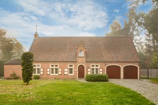 <h1><span>Ruim landhuis met 4 slaapkamers, dubbele garage en zonnige tuin in Zoersel!</span></h1>
<p><span>Bent u op zoek naar een ruime woning in een doodlopende straat, <strong>mét</strong></span><strong><span> de mogelijkheid om wonen en werken te combineren?</span></strong><span> Dan is dit karaktervolle landhuis met 4 slaapkamers, dubbele garage, ruime oprit en aangename westgerichte tuin absoluut een bezoek waard!</span></p>
<h2><span>Indeling – gelijkvloers</span></h2>
<p><span>Via de ruime <strong>inkomhal </strong>komen we in de aangename <strong>leefruimte</strong>. Deze is voorzien van </span>terracotta-tegels en een gezellige houtkachel<span> en biedt voldoende ruimte voor een comfortabele zithoek en eetplaats.</span></p>
<p><span>Aansluitend bevindt zich de <strong>geïnstalleerde keuken</strong> met zicht en toegang tot de <strong>tuin</strong>.</span></p>
<p><span>Verder beschikt het gelijkvloers over een </span><strong><span>praktische bureauruimte</span></strong><span>, ideaal voor wie wonen en werken wil combineren. De <strong>dubbele garage</strong> is voorzien van een </span><strong><span>elektrische poort</span></strong><span> en beschikt tevens over een aansluiting voor de wasmachine.</span></p>
<h2><span>Indeling – eerste verdieping</span></h2>
<p><span>De eerste verdieping omvat </span><strong><span>vier ruime slaapkamers</span></strong><span>, allen voorzien van een parketvloer, en </span><strong><span>twee badkamers</span></strong><span>.</span></p>
<p><span>Via de <strong>nachthal </strong>bereikt u bovendien de ruime <strong>bergzolder</strong>, ideaal als extra opslagruimte.</span></p>
<h2><span>Buitenruimte</span></h2>
<p><span>Het volledig omheinde eigendom is toegankelijk via een </span>elektrische toegangspoort<span>.</span></p>
<p><span>Vooraan beschikt de woning over een ruime oprit, waardoor er </span>voldoende parkeergelegenheid<span> is en u bovendien een vlotte toegang heeft tot de dubbele garage en de tuin.</span></p>
<p><span>Achteraan geniet u van een aangename </span><strong><span>westgerichte tuin met terras</span></strong><span>, een tuinhuis voor extra opslag en een vijver. Een fijne buitenruimte om volop van de namiddag- en avondzon te genieten.</span></p>
<h2><span>Extra informatie</span></h2>
<p><span>✔ EPC C – 297 kWh/m²/jaar</span><br /><span>✔ Asbestveilig</span><br /><span>✔ Elektriciteit conform AREI</span><br /><span>✔ Verkoop onder het registratiestelsel</span></p>
<h2><span>Interesse?</span></h2>
<p><span>Laat deze ruime woning met tal van mogelijkheden niet aan u voorbijgaan!</span></p>
<p><span>📞 03 568 03 03</span><br /><span>✉️ </span><span>info@vastgoed03.be</span></p>
<p><strong><span>Vastgoed03 – plan vandaag nog uw bezoek!</span></strong></p>