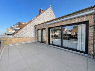 Prachtig gerenoveerde &amp; gemeubelde penthouse met 2 slaapkamers, zonneterras en zijdelings zeezicht.<br />Tijdloos gerenoveerd met hoogwaardige materialen.<br /><br />Indeling: inkom met toilet en vestiaire. Lumineuze, brede woonkamer met zit- en eetplaats uitgevend op aangenaam zonnig terras met uitzonderlijk zicht op strand en zee. Volledige uitgeruste open keuken. 2 mooie slaapkamers met ingemaakte kasten, waarvan uitgeven op het terras achteraan.<br /><br />Badkamer en douchekamer. Privatieve kelderberging.<br />Luxe, zijdelings zeezicht en zon op een topligging!<br /><br />Mogelijkheid tot aankoop van een autostaanplaats in het gebouw!<br />Meubilair is inbegrepen.<br />Maatregelenregister in aanvraag.<br /><br />Aarzel niet om ons te contacteren voor meer informatie: tel. : 050 62 44 14 of via knokke@immax.be
