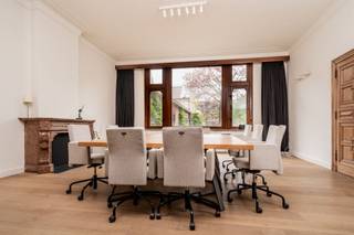 Unieke kantoorruimte in historisch pand in hartje MechelenBent u op zoek naar een kantoorruimte met karakter, uitstraling en een vleugje grandeur?...