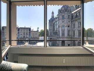 Ontdek deze studio van 36 m² op de derde verdieping van een gebouw met lift aan het Koningin Astridplein. Vanuit de studio geniet u van een uniek zicht op het centraal station van Antwerpen. De omgeving rond het Koningin Astridplein ondergaat binnenkort een grondige vernieuwing, wat deze locatie alleen maar aantrekkelijker maakt voor de toekomst.<br /><br />Indeling:<br />- Geïnstalleerde keuken<br />- Lichtrijke leefruimte<br />- Badkamer met lavabo, douchebad en toilet<br /><br />Ideaal als starterswoning of investering!<br /><br />Bent u geïnteresseerd in een appartement of woning te koop in Antwerpen? Aarzel dan niet om ons te contacteren. <br />Had u graag uw eigen eigendom te koop aangeboden contacteer ons dan voor een vrijblijvende schatting, telefonisch op het nummer 03/206.76.76 of per mail naar antwerpen@dewaele.com.<br /><br />Bestuursmaatregelen in het maatregelenregister: nee