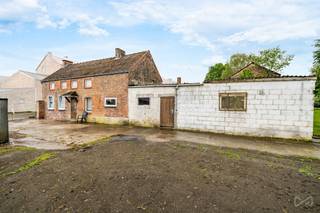 Située à Ambresin (Wasseiges), au cœur de la Wallonie et à proximité immédiate des axes autoroutiers E40, E411 et E42, cette maison à rénover offre...