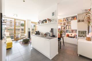 <p><span>Deze lichtrijke studio is gelegen op de 3de verdieping van een nieuw gebouw (bj 2022) in de Regattawijk op Linkeroever. Op wandelafstand vindt u verschillende winkels, haltes van het openbaar vervoer en het prachtige Galgenweelmeer. </span></p><p><span> </span></p><p><span>U betreedt de studio via de inkomhal die uitgeeft op de keuken met daarachter de leefruimte. De leefruimte beschikt over een grote kastenwand met bureau en een aparte ruime berging, welke momenteel dienst doet als dressing. </span></p><p><span> </span></p><p><span>Via de leefruimte krijgt u toegang tot het ruime terras dat uitkijkt op de mooie groene binnenplaats. </span></p><p><span> </span></p><p><span>In de badkamer vinden we een inloopdouche, toilet en lavabomeubel. </span></p><p><span> </span></p><p><span>Tot slot beschikt het gebouw over heel wat faciliteiten zoals een fitness, een grote gemeenschappelijke keuken, een lounge (met onder andere pooltafel en ping pongtafel) en een groot wassalon. </span></p><p><span> </span></p><p><span>De ondergrondse autostaanplaats kan mee aangekocht te worden aan €25.000</span></p><p><span> </span></p><p><span>Mis deze unieke kans niet!</span></p>