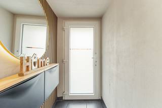 <p><strong>Gezellige woning met 3 à 4 slaapkamers in het centrum van Mol</strong></p>
<p>Op een centrale ligging in het centrum van Mol bevindt zich deze gezellige en verrassend ruime woning met 3 à 4 slaapkamers, een aangename tuin, overdekt terras en zwembad.</p>
<p>De gelijkvloerse verdieping omvat een gezellige woonkamer, een recent vernieuwde en ruime keuken, evenals een badkamer. Dankzij de praktische indeling biedt de woning een comfortabele leefomgeving voor gezinnen of koppels die op zoek zijn naar extra ruimte.</p>
<p>Op de eerste verdieping bevinden zich twee tot drie slaapkamers, afhankelijk van de gewenste inrichting. De afgewerkte zolderverdieping doet dienst als extra slaapkamer en kan eveneens ingericht worden als hobbyruimte, bureau of speelkamer.</p>
<p>Buiten geniet u van een onderhoudsvriendelijke tuin met een gezellige overkapping, ideaal om het hele jaar door van het buitenleven te genieten. Het aanwezige zwembad zorgt voor extra comfort tijdens de zomermaanden.</p>
<p>Achteraan het perceel bevindt zich nog een tuinhuis en verder is er een garage die gehuurd wordt.</p>
<p><strong>Troeven van deze woning:</strong></p>
<ul>
<li>Centrale ligging in het centrum van Mol</li>
<li>3 à 4 slaapkamers</li>
<li>Ruime, vernieuwde keuken</li>
<li>Afgewerkte zolderkamer</li>
<li>Gezellige tuin met overdekt terras</li>
<li>Zwembad aanwezig</li>
<li>Veel woonruimte en praktische indeling</li>
<li>Winkels, scholen en openbaar vervoer op wandelafstand</li>
</ul>
<p>Een ideale woning voor wie comfortabel wil wonen op een centrale locatie met alle voorzieningen binnen handbereik.</p>
<p><strong>Interesse? Contacteer ons voor meer informatie of een bezichtiging.</strong></p>
