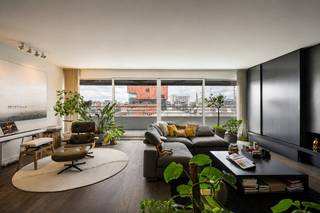 Op zoek naar de ultieme Antwerpse lifestyle? Dit adembenemende duplex-penthouse in een kleinschalig gebouw biedt een zeldzame combinatie van luxe, rust en een werkelijk fenomenaal uitzicht op het MAS, Schelde en Havenhuis. 't Eilandje is de meest hippe en gezochte buurt van Antwerpen. Hier geniet u van een unieke, maritieme sfeer. Levendige terrasjes, toprestaurants en gezellige koffiebars liggen aan uw voeten. <br />Niveau 1:<br />Via de lift betreedt u rechtstreeks de lichtrijke leefruimte met stijlvolle ingebouwde kasten en een uitklapbaar tv-systeem dewelke is volledig weg te werken in de kast. Volledig geïnstalleerde keuken met aansluitend een praktische berging. Toegang tot riant terras met uitzonderlijk uitzicht op het MAS en het water. Comfortabele master bedroom met ensuite badkamer <br />Niveau 2: <br />Grote polyvalente ruimte, ideaal als extra slaapkamer, lounge of thuiskantoor omringd door maatkasten. Toegang tot een gigantisch dakterras met een onbetaalbaar, panoramisch uitzicht op het water en het MAS. Dé perfecte plek voor een aperitief bij zonsondergang.<br />Troeven: <br />- Uitzonderlijke terrassen met zicht op het MAS en water <br />- Gelegen op de hipste buurt van Antwerpen ‘t eilandje <br />- Mogelijkheid tot aankoop autostaanplaats in het gebouw met laadpaal