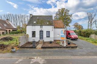 Voor meer info of een bezoek, bel 054 69 39 39 - In het landelijke Viane vinden we dit renovatiepand, tevens geschikt als projectgrond. Met...