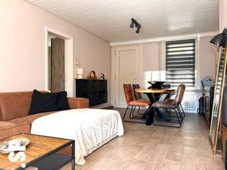 Woning met 1 slaapkamer gelegen nabij het centrum van Mol. Het huis heeft de volgende indeling: Men komt binnen via de lichtrijke woonkamer (vinyl, 24m²). Vanuit de woonkamer kan men naar de lichtrijke keuken (vinyl, 9m² ; 1.5 spoelbak, kasten, keramisch kookvuur, dampkap). Vanuit de keuken kan men naar de kelder en de veranda (vinyl, 15m² ; wasmachine-aansluiting). Via de veranda kan men naar de badkamer met douche, lavabo en een toilet (tegels, 5m²). <br /><br />Aangrenzend aan de woonkamer bevind zich er nog 1 ruime slaapkamer (vinyl, 7m²). <br /><br />Achteraan het gebouw vindt men nog een ruime tuin met terras en een tuinberging terug. Helemaal achteraan het huis is er een garage aanwezig die als extra opslag kan gebruikt worden.<br /><br />Verder beschikt de woning over een kelder en nog een oprit dat geschikt is als een autostaanplaats.<br /><br />- EPC = 399 kWh/m²<br />- CV = Aardgas<br /><br /><br />Voor bijkomende inlichtingen of een bezoek ter plaatse kan u steeds vrijblijvend contact opnemen met Immo SP op het nummer 014/59.10.20. of via info@immosp.be.