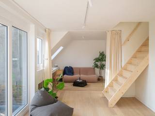 <p><span>Bent u op zoek naar een instapklaar duplex appartement met zonnig terras op een uitstekende ligging? Dit gerenoveerde appartement bevindt zich in een kleinschalig appartementsgebouw met slechts 4 units, dat recent een totaalrenovatie onderging. Hier woont u in alle rust, met het comfort van een modern en energiezuinig gebouw.</span></p>
<p><span>Het appartement werd met oog voor detail en kwaliteit vernieuwd en biedt een doordachte indeling met een lichtrijke leefruimte, een moderne keuken en een hedendaagse afwerking. Momenteel beschikt de unit over één ruime slaapkamer, maar er is eenvoudig de mogelijkheid om een tweede slaapkamer te creëren, wat het geheel bijzonder flexibel maakt voor eigen bewoning of als investering. Daarnaast zijn er twee douchekamers en is er een aansluiting voorzien voor een wasmachine, wat bijdraagt aan het hedendaagse wooncomfort.</span></p>
<p><span>Een absolute troef is het westelijk georiënteerde terras waar u in alle rust kan genieten van de namiddag- en avondzon.</span></p>
<p><span>Als extra troef zijn er kelderbergingen (verplicht mee aan te kopen) en gesloten garageboxen (slechts 1) beschikbaar. Het gebouw blijft kleinschalig en rustig, met slechts vier entiteiten, en werd samen met het appartement gerenoveerd.</span></p>
<p><span>De ligging is een absolute meerwaarde: vlot bereikbaar en centraal gelegen nabij het UZ Gent, het station, het bruisende centrum en diverse parken. Openbaar vervoer, winkels en belangrijke invalswegen bevinden zich in de onmiddellijke omgeving.</span></p>
<p><span>Kortom, een ideale opportuniteit voor wie comfortabel en zorgeloos wil wonen op een strategische locatie in Gent, met extra potentieel dankzij de uitbreidingsmogelijkheden.</span></p>
<p><span>Interesse? Neem vandaag nog contact op voor meer informatie of een bezoek!</span></p>