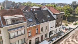 <p>Te koop: te renoveren gesloten bebouwing met 4 slaapkamers nabij Portus Ganda in Gent.</p>
<p> </p>
<p>Deze woning biedt een interessante opportuniteit voor wie een huis wil kopen op een centrale ligging in Gent. Gelegen vlak bij Portus Ganda geniet u van een bruisende omgeving met winkels, scholen, openbaar vervoer en het station in de nabije omgeving. De woning beschikt over vier slaapkamers en biedt tal van mogelijkheden om ze volledig naar eigen smaak te renoveren. Bovendien is er potentieel om een gezellige koer of stadstuin te creëren, wat een extra troef vormt in deze stadsomgeving. Dankzij de centrale ligging en de vlotte verbindingen is dit pand ideaal voor gezinnen, investeerders of handige renovatiekopers.</p>
<p> </p>
<p>Belangrijkste ruimtes<br />• Inkomhal die uitgeeft op een eerste ruimte mogelijks een leefruimte<br />• Eetkamer aansluitend aan de keuken<br />• 4 slaapkamers met diverse indelingsmogelijkheden<br />• Berging onder trap voor extra opslagruimte<br />• Apart toilet</p>
<p> </p>
<p>Troeven<br />• Te renoveren woning met 4 slaapkamers nabij Portus Ganda<br />• Nabij openbaar vervoer, scholen, winkels en station<br />• Mogelijkheid om een koer of tuin te creëren</p>
<p> </p>
<p>Neem vandaag nog contact op met je ERA-makelaar voor een bezoek.</p>
<p> </p>
<p>JOUW DROOMHUIS. ZO GEVONDEN!</p>