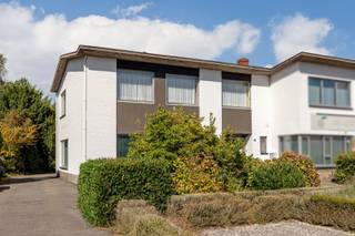 <p><span>Deze ruime, karaktervolle gezinswoning ligt in het rustige Morkhoven en verwelkomt u met een warme en uitnodigende sfeer. </span></p><p><span> </span></p><p><span>De entreehal leidt naar een ruime, open leefruimte met karaktervolle elementen. Een grote ruimte die een warme, huiselijke sfeer uitstraalt.</span></p><p><span>De aparte leefkeuken is voorzien van voldoende opbergruimte en een praktische indeling met eetgelegenheid. </span></p><p><span>De berging/wasplaats ligt heel praktisch, vlak naast de keuken! Verder is er nog een aparte berging, die ook dienst kan doen als bureau, en een apart toilet.</span></p><p><span> </span></p><p><span>Drie comfortabele en zeer ruime slaapkamers vormen de basis van de verdieping. Elke kamer biedt veel lichtinval en verschillende indelingsmogelijkheden. De badkamer met ligbad, wastafel en toilet zorgt voor praktisch comfort voor het hele gezin.</span></p><p><span> </span></p><p><span>Buiten biedt de ruime tuin volop privacy. Een leuk barbecuehoekje zorgt voor gezellige momenten.</span></p><p><span>De oprit met garage biedt parkeergelegenheid op eigen terrein en extra opslagruimte.</span></p><p><span> </span></p><p><span>Deze woning is gelegen in een omgeving met gemakkelijke verbindingen naar lokale voorzieningen en biedt veel potentieel om naar eigen smaak te moderniseren of te personaliseren.</span></p><p><span> </span></p><p><span>Hier wordt ruimte, comfort en een grote tuin gecombineerd met veelzijdige mogelijkheden. Bel snel voor een bezichtiging en ontdek wat deze woning in Morkhoven voor u kan betekenen! Contacteer ons op 0479/01.01.01.</span></p>