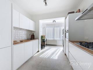 <p>In de gegeerde Tentoonstellingswijk bevindt zich dit instapklare en centraal gelegen appartement. Dankzij de uitstekende ligging geniet u van een vlotte bereikbaarheid en bevinden alle voorzieningen zich op wandelafstand.<br />Via de inkomhal betreedt u de ruime en lichtrijke leefruimte (ca. 33 m²), waar grote raampartijen zorgen voor een aangename lichtinval en een open gevoel.<br />De halfopen, volledig ingerichte keuken sluit mooi aan op de leefruimte en is uitgerust met een 5-pits gasfornuis, dampkap, koelkast, combi-oven en vaatwasser. Praktische wasplaats met een apart toilet.<br />Het appartement beschikt over twee volwaardige slaapkamers (ca. 18 m² en 15 m²), beide afgewerkt met een lichte laminaatvloer.<br />De moderne badkamer, uitgevoerd in stijlvolle marmerlook, is voorzien van een inloopdouche, een badkamermeubel en een handdoekenradiator.<br />Extra troeven zijn de aanwezigheid van een lift, dubbele beglazing, conforme elektriciteit en een privatieve gasverwarming.<br />Het gebouw beschikt bovendien over een gemeenschappelijke stadstuin en een fietsenberging. Tot slot hoort er bij het appartement een privatieve kelder op het gelijkvloers, evenals een extra gemeenschappelijke kelder op de ondergrondse verdieping.<br />Ideaal voor wie comfortabel en centraal wil wonen!</p>