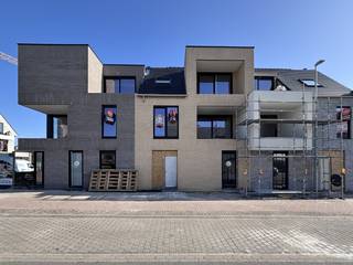 Het project omvat <strong>9 ruime doorzonappartementen</strong> met <strong>bewoonbare oppervlaktes tussen 66 m² en 100 m²</strong>. Elk appartement loopt van <strong>voor- tot achtergevel</strong> en beschikt over een <strong>eigen zonnig terras</strong>, wat zorgt voor <strong>veel lichtinval en een aangenaam wooncomfort</strong>.<br /><br />De appartementen zijn <strong>praktisch en doordacht ingedeeld </strong>en omvatten onder meer:<br />i<strong>nkomhal, apart toilet, ruime leefruimte met eetgedeelte, open keuken, zonneterras, badkamer, 1 tot 3 slaapkamers en een berging of wasplaats.</strong><br /><br />Een extra troef is dat de <strong>afwerking volledig personaliseerbaar</strong> is. Kopers kunnen nog keuzes maken in<strong> keuken, badkamer en vloeren,</strong> zodat het appartement perfect aansluit bij hun <strong>persoonlijke smaak en woonwensen.</strong><br /><br />Het gebouw wordt bovendien uitgerust met <strong>moderne en energiezuinige technieken</strong>, waaronder <strong>zonnepanelen, warmtepomp, vloerverwarming, ventilatiesysteem en superisolerende beglazing</strong>, wat resulteert in een <strong>E-peil lager dan E30.</strong><br /><br />Achteraan het gebouw bevinden zich <strong>9 privatieve parkeerplaatsen (aankoop verplicht)</strong> en er is eveneens een <strong>gemeenschappelijke fietsenberging, vuilnislokaal en 2 liften voorzien.</strong><br /><br /><strong>Prijzen appartementen vanaf:</strong> €261.000<br /><strong>Prijs parkeerplaats: </strong>€25.000<br /><br /><strong>Oplevering: zomer 2026</strong><br /><br />Bent u op zoek naar een <strong>energiezuinig nieuwbouwappartement nabij zee, </strong>in een <strong>rustige omgeving maar toch vlak bij het centrum?</strong><br /><br />Contacteer ons vandaag nog voor <strong>meer informatie of een bezoek.</strong>