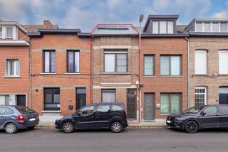 Mooi gerenoveerde gezinswoning gelegen binnen de ring rond Lier (circa 1,2km van de Grote Markt). Ideaal voor een startend gezin.<br /><u>INDELING:</u><br />GELIJKVLOERS: inkomhal, ruime living en leefkeuken, ingerichte badkamer, berging, tuintje met geïsoleerd tuinhuis.<br />EERSTE VERDIEP: Nachthal en 2 slaapkamers.<br />TWEEDE VERDIEP: Nachthal en slaapkamer 3 + 2x bergruimte.<br /> <br /><u>BOUWTECHNISCH:</u><br />De woning werd verbouwd in 1990 en kreeg een eerste renovatie in 2014 en een tweede eind 2025.<br />Extra's: <br />- zeer laag energieverbruik<br />- elektriciteit conform<br />- zonnepanelen op nieuw, geïsoleerd dak<br />- airco<br />- geen asbest<br />- woning net professioneel geschilderd met Sigma Perfect<br />- mogelijkheid bij ontwikkeling aanpalend terrein ingang voor fietsen via achterkant!