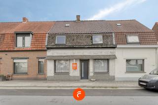Een ruime woning die reeds structureel gerenoveerd werd maar dus nog ingericht/afgewerkt dien te worden. Ingedeeld als volgt: Inkomhal, bureauruimte, woonkamer, leefkeuken, zeer ruime badkamer en berging/wasplaats. Boven is ruimte voor 3 slaapkamers (nog in te delen) en een handige bergzolder. Beneden is overal reeds vloerverwarming voorzien, boven wordt verwarmd met klassieke radiatoren. Aangename tuin achteraan met (fietsen-)uitweg. EPC-label C (GEEN Renovatieplicht).
