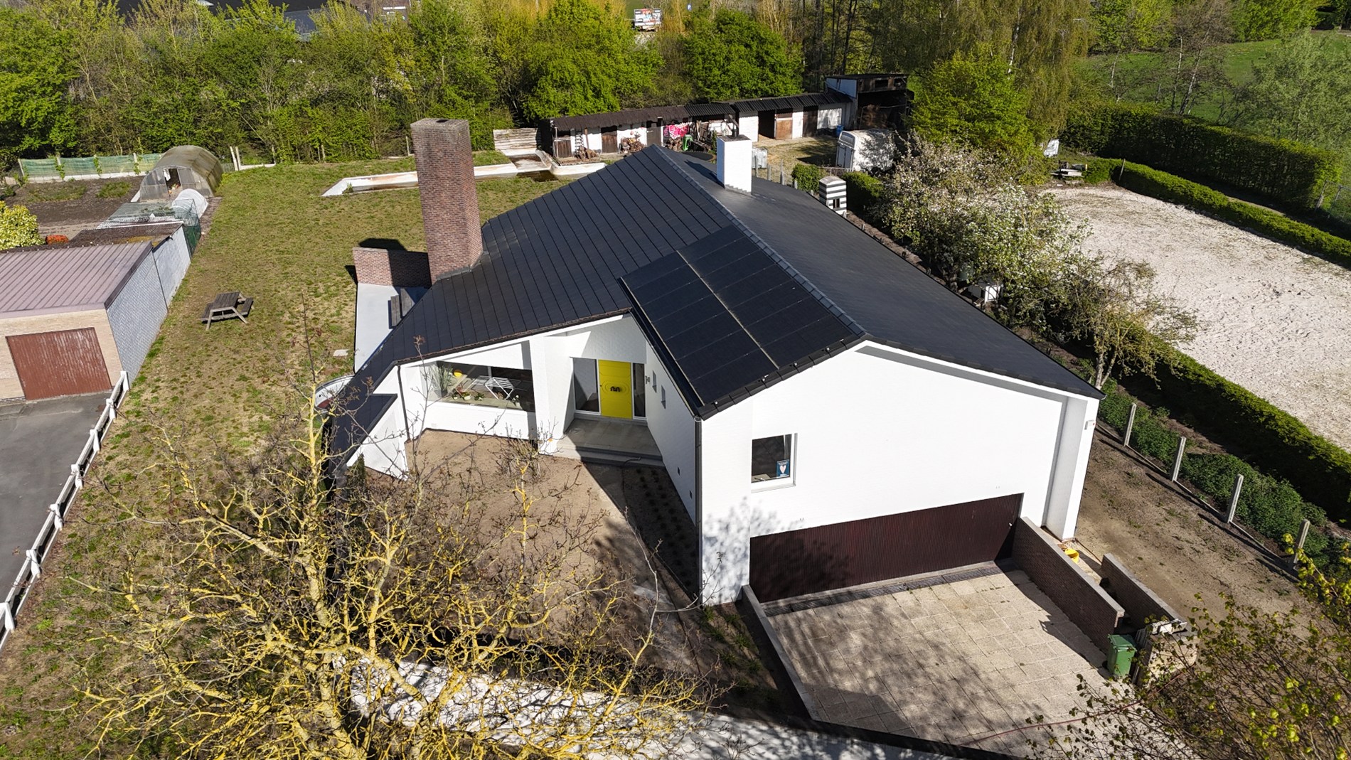 TE KOOP: Ruime architectenwoning in residentiële wijk 'De Piste'. Rustig, groen en zeer bereikbaar op een perceel van maar liefst 1800m²! - foto 2