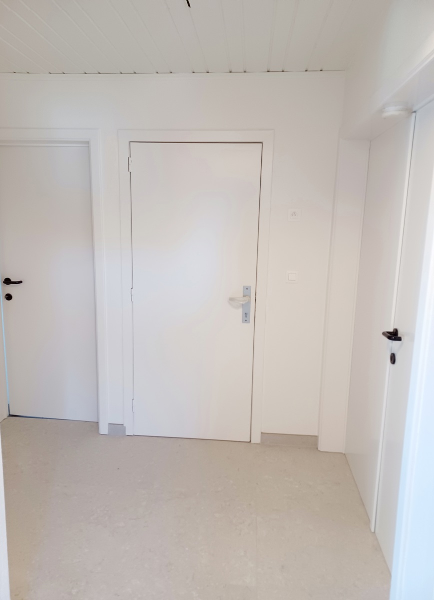 Vernieuwd appartement met 2 slaapkamers en garage - foto 4