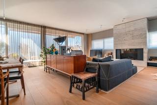 <p>In het centrum van de Stad, op een boogscheut van Botanic Sanctuary, Theaterplein en de Graanmarkt bevindt zich deze ruime duplex-penthouse. <br /><br />De lift laat u rechtstreeks toekomen in de entree met gastentoilet en vestiaire. Een mooi samenspel van eiken parket en Travertin-natuursteen karakteriseren de leefruimte. Een facade van raampartijen geven de ruimte een extra dimensie. Aansluitend een ruim en zonnig terras dat geniet van alle rust en privacy. <br />De separate leefkeuken is afgewerkt met marmer en uitgerust met Miele-toestellen. Een schuifpui geeft toegang tot een serene buitenruimte. <br /><br />Een trap brengt u naar de slaapverdieping bestaande uit drie suites. Een master met royaal slaapvertrek en aansluitend comfortabele, marmeren badkamer uitgerust met ligbad, douche en dubbele wastafel. Een tweede suite wordt gekenmerkt door een combinatie van parketvloer en marmeren afwerking in de badkamer. De derde slaapkamer heeft tevens ensuite een douchekamer. <br /><br />Het volledige appartement is voorzien van airconditioning.</p>
<p>Om het wooncomfort te verhogen worden twee autostaanplaatsen, een autobox en twee kelderbergingen te koop aangeboden.</p>
<div>
<div>
<div>
<p><span>Voor het appartement: verdeling grond-constructie 1/3 - 2/3 met een grondwaarde van 985.000 EUR <br />Twee autostaanplaatsen (P 01 en P 26) zijn te koop 39.500 euro per staanplaats met een grondaandeel van 17.500 EUR <br />De autobox ( P002) te koop voor 59.500 euro, met een grondaandeel van 17.500 EUR<br />Twee bergingen zijn te koop aan 4.000 EUR per berging <br /></span><span><br /></span></p>
</div>
</div>
</div>