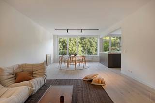 <p><span>Gerenoveerde parel met 3 slaapkamers op toplocatie!</span><span><br /></span><span>Met veel passie, kennis en kunde werd dit ruim en lichtrijk 3 slaapkamer appartement hoogwaardig gerenoveerd.</span><span> U dient enkel te verhuizen, uit te pakken en te genieten! Het appartement ligt op de 2</span><span><sup>e</sup></span><span> verdieping van een prima onderhouden gebouw met schitterende "sixties" elementen vlak tegenover het Leeuwerikpark en om de hoek van het Middelheimpark. Kortom, de perfecte combinatie van authenticiteit en hedendaags comfort waar uw privé- en werkleven hand in hand gaan. Dankzij deze gegeerde centrale ligging zijn parken, scholen, winkels, sportfaciliteiten, openbaar vervoer en invalswegen steeds vlakbij, evenals het bruisende Antwerpse stadsleven.</span></p><p><span><br /></span><span>Inkom-/nachthal, leefruimte &amp; keuken:</span></p><p><span>U betreedt dit klassevol appartement via de inkom-/nachthal met veiligheidsdeur en een nis voor de vestiaire. De aandacht gaat meteen uit naar de prachtige tegelvloer met "travertin-look" die naadloos overgaat in een natuurlijke parketvloer (eik). In de riante leefruimte (37m²) accentueren de fenomenale natuurlijke lichtinval en het geweldige, groene uitzicht het ruimtegevoel des te meer. De prachtige open keuken met kookeiland is een ware "eye-catcher" die voorziet in kwalitatieve toestellen (inductievuur met recirculatie-dampkap, combi-oven, vaatwasser, koelkast en vriezer).<br /><br /></span><span>Slaapkamers, badkamer, toilet, wasruimte &amp; berging:</span><span><br />U beschikt over 3 grote slaapkamers op parket, waarvan 2 kamers met een eigen terras. De master-bedroom beschikt over een eigen dressing. De rustieke badkamer omvat een weelderige inloop-/regendouche, een wasmeubel in "notelaar-look", handdoek-radiator en mechanische ventilatie. Het toilet met handenwasser is apart. Bijkomend is er ook een aparte wasruimte en een extra berging die de individuele HR condensatieketel herbergt en zich perfect leent voor uw kuisgerief.<br /><br /></span><span>Terrassen, kelder &amp; autostaanplaats:</span><span><br />Met 3 charmante terrassen kan u steeds zon en schaduw opzoeken in een rustige, groene omgeving. Ideaal voor uw kopje koffie in de ochtend, een lekker lunch of een sprankelend aperitief na thuiskomst van een drukke dag. Een ruime, droge kelderberging is inbegrepen. De ondergrondse staanplaats biedt extra comfort en dient bij aangekocht te worden (€ 20.000).</span></p><p><span><br /></span><span>Extra troeven:</span></p><p><span>- Mobiscore 9,1</span></p><p><span>- 109m² (cfr. EPC)</span></p><p><span>- EPC B</span></p><p><span>- HR ramen</span></p><p><span>- HR condensatieketel</span></p><p><span>- Dakisolatie 10 cm PUR</span></p><p><span>- Elektriciteit conform</span></p><p><span>- Asbestveilig</span></p><p><span>- 1e bewoning na renovatie</span></p><p><span>- Onmiddellijk beschikbaar</span></p><p><span> </span></p>