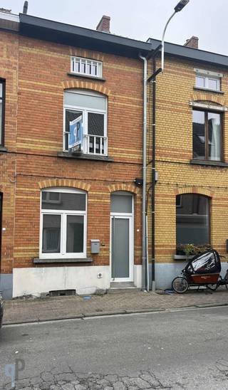 Te midden centrum Zottegem vinden we deze totaal gerenoveerde woning met 4 slaapkamers en een leuke stadstuin. De woning omvat een inkomhall met gastentoilet, berging, badkamer met douche en meubel en achteraan een living met open en volledig ingerichte keuken. Op de eerste verdieping vinden we 2 ruime slaapkamers. De zolderverdieping is eveneens ingericht als 2 ruime slaapkamers. Verder beschikt deze woning over een droge kelder. Achteraan bereiken we via een schuifraam de stadstuin met terras. De 1ste verdieping is voorzien van betonnen roostering en tegels voor duurzaamheid. Elektriciteit is conform en EPC is gunstig. Ideale starterswoning of investeringspand ! Voor meer inlichtingen of een bezoek, contacteer Veronique 0483/676579