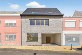 <p><span>U parkeert op de ruime autostaanplaats van deze nieuwbouwwoning (verkoop onder btw-stelsel, 21% btw van toepassing) en hebt vervolgens de keuze tussen de voordeur en een praktische zij-ingang via de wasplaats (aanpalende berging). Ondertussen is uw oog gevallen op de lange betonnen gevelsteen (gelijmd), het witte sierpleisterwerk en de kabel voor uw toekomstige laadpaal. Alles aan deze BEN-woning is royaal bemeten: van de ruime hal en nachthal tot het bureel (met UTP-aansluiting), de kamers en de toiletten, inclusief de L-vormige living met hoog plafond die aansluit op de open keuken met eiland. In de keuken wordt gewerkt met kwaliteitsapparaten en het contrast tussen hout en witte oppervlakken. De circa 7m brede raampartij kijkt uit op een 8m breed terras en een diepe, omheinde tuin (grasveld). Degelijkheid van materialen staat voorop: donkerbeige alu-ramen, trappen bekleed met zwart composiet, grote grijze tegels, algemene vloerverwarming, warmtepomp, 12 zonnepanelen en volledig afgewerkte geprofileerde binnendeuren met 3 stevige scharnieren. De badkamer op de eerste verdieping omvat een acrylbad, een groot dubbel lavabomeubel en een inloopdouche. De kamers met grote ramen zijn voorzien van laminaat. Onder dak staan nog eens 2 flink uit de kluiten gewassen kamers ter beschikking, die beschikken over een eigen badkamer, incl. inloopdouche (glazen wand), hangtoilet en dubbel meubel. U woont hier in een rustige straat, op wandelafstand van het dorpscentrum.</span></p><p><span> </span></p>