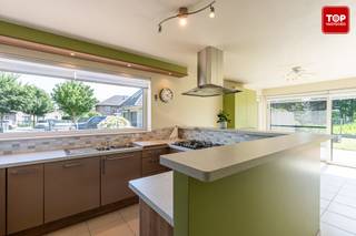 <p><span>Op het einde van een rustige doodlopende straat, in een aangename residentiële woonwijk, bevindt zich deze instapklare alleenstaande woning.<br /><br />Hier geniet u van een uitzonderlijk rustige ligging met een prachtig open zicht over de achterliggende velden, terwijl de R4 zich op slechts enkele minuten bevindt en zorgt voor een vlotte verbinding.</span></p>
<p><span>Binnenin valt meteen de ruime en lichtrijke leefruimte met open keuken op, waar grote raampartijen zorgen voor een overvloed aan natuurlijk licht en een mooi contact met de tuin. </span></p>
<p><span>De woning beschikt over drie slaapkamers en een comfortabele badkamer die uitgerust is met zowel een ligbad als een douche. <br /><br />Daarnaast biedt de zolder heel wat extra bergruimte en mogelijkheden, terwijl de inpandige garage zorgt voor extra comfort en praktisch gebruiksgemak.</span></p>
<p><span>De zonnige tuin vormt een absolute troef. Dankzij de gunstige oriëntatie en het vrije uitzicht over de velden geniet u hier in alle rust en privacy van het buitenleven.</span></p>
<p><span>Bent u op zoek naar een instapklare gezinswoning die rust, ruimte en een uitstekende bereikbaarheid combineert? <br /><br /></span><span>Bel Top Vastgoed op 0475 700 700 voor een bezoek.</span></p>