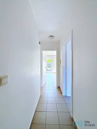 Découvrez ce bel appartement de plain-pied, prêt à emménager, idéalement situé Molestraat 89A à Dilbeek. Grâce à son emplacement calme et résidentiel, vous profitez d’un cadre de vie agréable tout en restant à proximité des commerces, des écoles, des transports en commun et du centre de Dilbeek. De plus, les excellentes connexions vers Bruxelles et le Ring vous garantissent une accessibilité optimale.<br /><br />Avec une superficie habitable de 56 m², cet appartement offre un agencement pratique et confortable, idéal pour une personne seule ou un couple.<br /><br />En entrant dans l’appartement, vous découvrez un hall d’entrée avec un WC séparé et un vestiaire. Le séjour lumineux avec cuisine ouverte constitue le cœur de l’habitation et offre une agréable sensation d’espace. Grâce aux grandes baies vitrées, vous profitez d’une belle luminosité naturelle et d’un accès direct à la terrasse ainsi qu’au jardin privatif, où vous pourrez vous détendre en toute tranquillité.<br /><br />L’appartement comprend également une chambre confortable ainsi qu’une salle de douche moderne.<br /><br />La combinaison d’un appartement de plain-pied, d’un espace extérieur privatif et d’une situation centrale fait de ce bien une opportunité idéale pour ceux qui recherchent confort et tranquillité.<br /><br />Vous êtes à la recherche d’un agréable appartement de plain-pied avec jardin à Dilbeek ? Ce bien mérite assurément votre visite.<br /><br />📞 Contactez-nous dès aujourd’hui pour plus d’informations ou pour organiser une visite.<br /><br />📧 dilbeek@weinvest.be<br />📱 0497 248 251