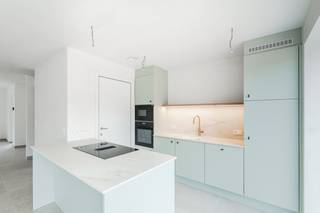 <p>Energieneutrale (E-peil = - 10! = A+ Label) nieuwbouwwoning op een perceel van 172 m².<br />Deze ruime gezinswoning op lot 6 beschikt over een ruime woonkamer met ingerichte eilandkeuken en zicht op de tuin.<br />Op de 1ste verdieping zijn 3 volwaardige slpks met ruime badkamer met bad én douche, apart toilet en berging. Vaste trap naar een grote zolderkamer welke kan ingericht worden naar een 4de of zelfs 5de slpk.<br />De chape en veluxen zijn reeds mee voorzien in de prijs.<br />Het terras en de groene omheining met handig tuinpoortje met uitweg zijn inbegrepen.<br /><br />Op wandelafstand is een overdekte staanplaats voorzien welke mee dient aangekocht te worden.<br />De interieurafwerking van je huis gebeurt volledig volgens je persoonlijke wensen.<br />Bespaar fors op je energiefactuur, dankzij het doorgedreven isolatiepakket, warmtepomp met vloerverwarming (+ koeling), ventilatiesysteem D en uitgebreid pakket zonnepanelen. Samen met de regenwaterput van 10.000L voldoet deze woning dus aan alle normen voor de toekomst! <br /><br />De prijs is excl. btw en kosten. 6% BTW mogelijk, ook voor investeerders bij 15 jarige verhuur! Bij Durabrik ben je zeker van een vaste prijs.<br />Download de brochure op https://www.durabrik.be/nl/nieuwbouwprojecten/boortmeerbeek-wespelaarsebaan <br /><br />Heb je vragen? Contacteer ons dan via 09/280 60 60 of via info@durabrik.be</p>