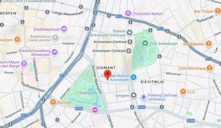 <p><strong>3 afgesloten autostaanplaatsen / polyvalente ruimte vlak bij de Diamantwijk</strong></p><p>Op een centrale locatie in Antwerpen, aan de <strong>Lange Herentalsestraat 116</strong>, vlak bij de <strong>Diamantwijk</strong>, worden <strong>drie privatieve afgesloten autostaanplaatsen</strong> aangeboden op het gelijkvloers van een mede-eigendom.</p><p>Het geheel beschikt over <strong>twee aparte poorten</strong>, waardoor er verschillende gebruiksmogelijkheden zijn. Zo kan het worden ingedeeld als een <strong>dubbele garage met daarnaast een aparte garage</strong>, of gebruikt worden als afgesloten parking-, berg- of polyvalente ruimte.</p><p>Het eigendom is <strong>momenteel verhuurd als polyvalente ruimte, maar bevinden zich in opzeg</strong>, waardoor ze op korte termijn beschikbaar kunnen komen. Dit maakt het geheel interessant voor zowel eigen gebruik als investering.</p><p>Dankzij de ligging vlak bij de <strong>Diamantwijk</strong>, <strong>Quinten Matsijslei</strong>, het <strong>Stadspark</strong>, <strong>Antwerpen-Centraal</strong> en de <strong>Meir</strong> geniet deze eigendom van een uitstekende bereikbaarheid. Parkeer- en opslagruimte is in deze buurt bijzonder schaars, wat dit een interessante opportuniteit maakt.</p><p><strong>Troeven:</strong></p><ul><li>3 privatieve afgesloten autostaanplaatsen</li><li>2 aparte poorten</li><li>Mogelijkheid tot dubbele garage + aparte garage</li><li>Ook geschikt als berging, opslag of polyvalente ruimte</li><li>Momenteel verhuurd, maar in opzeg</li><li>Gelegen op het gelijkvloers</li><li>Centrale ligging vlak bij de Diamantwijk</li><li><p>Interessant voor eigen gebruik of investering</p><br /></li></ul><p>Een veelzijdige eigendom op een toplocatie in Antwerpen, ideaal voor wie veilige parkeer-, opslag- of polyvalente ruimte zoekt vlak bij de Diamantwijk.</p>